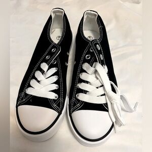 Women’s canvas black and white shoes